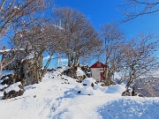 45 Baita G.E.S.P. e alta croce di vetta